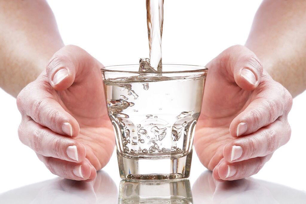 Bổ sung từ 2 – 3 lít nước ion kiềm mỗi ngày sẽ giúp bạn trung hòa được lượng axit trong cơ thể