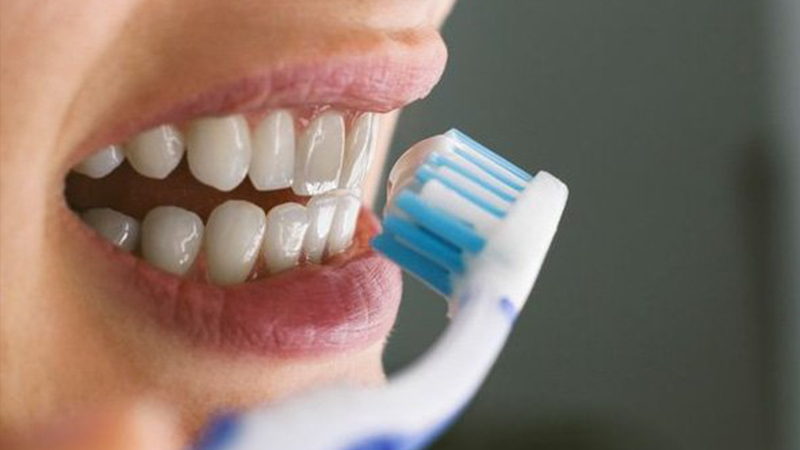 Chải răng với kem đánh răng giúp giảm cay nhanh