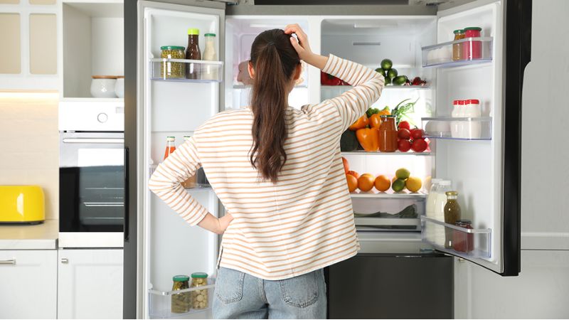 Tủ lạnh bị hỏng có thể là nguyên nhân khiến tủ bị hôi