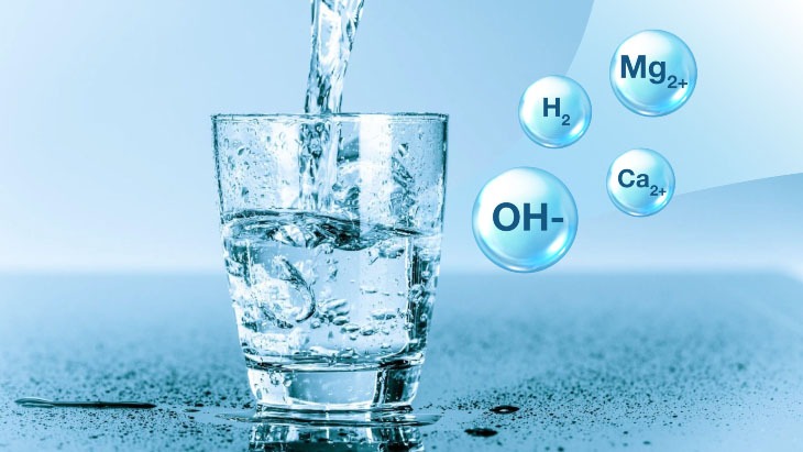 Uống nước lọc/nước ion kiềm giúp giải rượu
