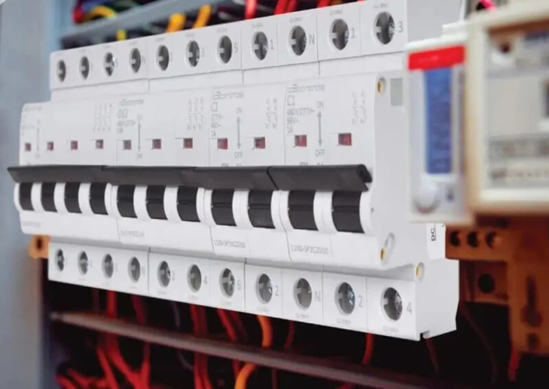 Aptomat (CB) – Bảo vệ quá tải và ngắn mạch, nhưng không chống giật