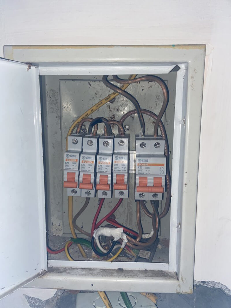 Tại sao Aptomat cứ nhảy mãi?