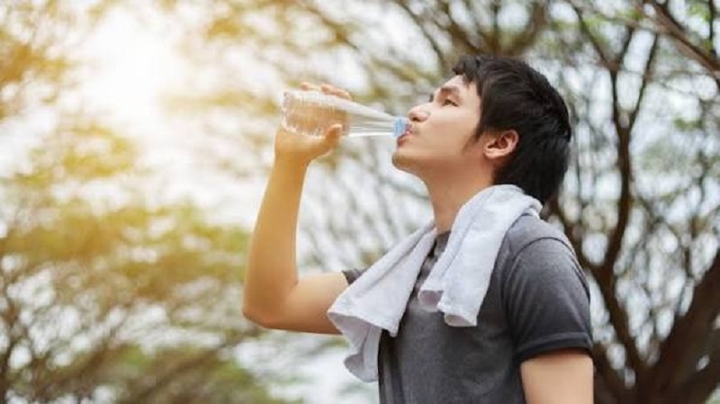 Người làm việc ngoài trời nên uống bao nhiêu nước mỗi ngày?